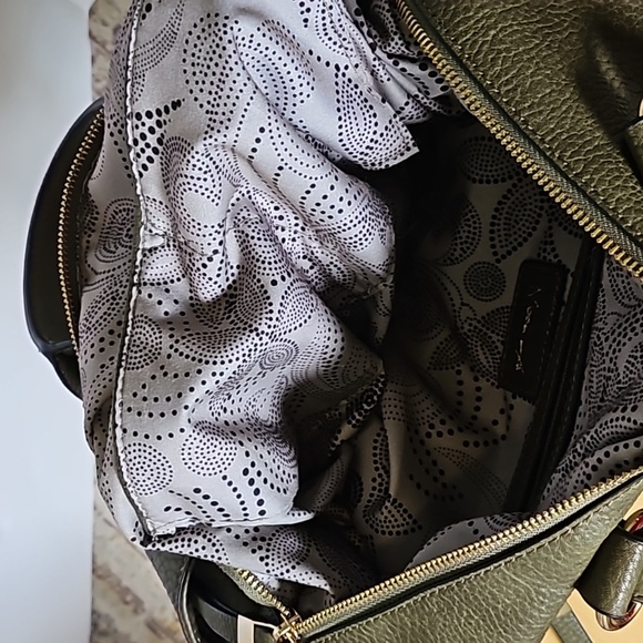 Moda Luxe Gently used olive green crossbody/satchel. Lots of pockets & roomy! - Picture 5 of 5